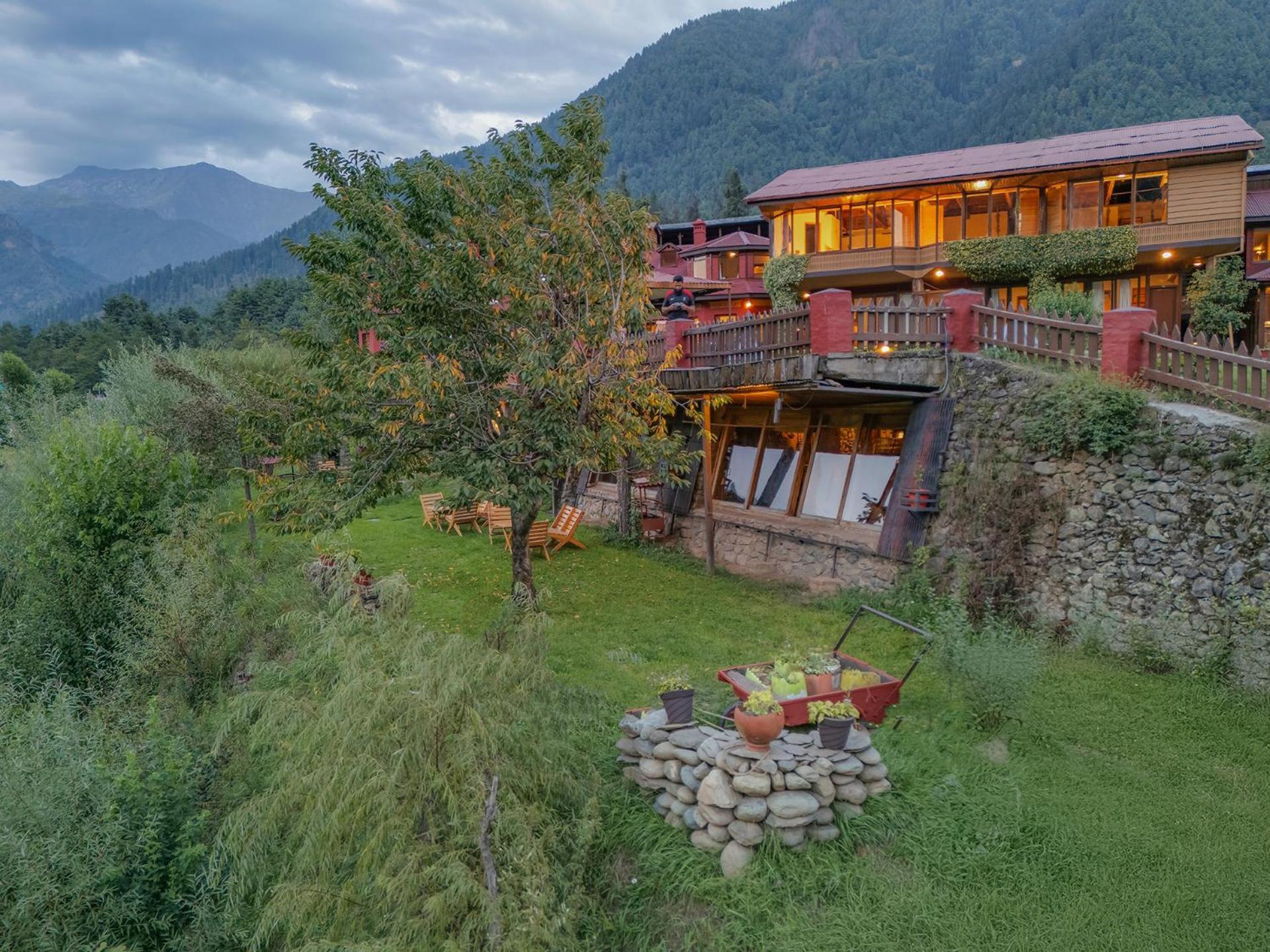 Pahalgam Hotel Bagian luar foto
