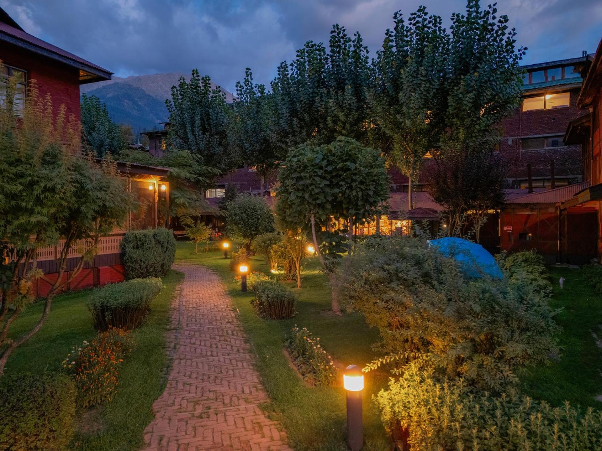 Pahalgam Hotel Bagian luar foto
