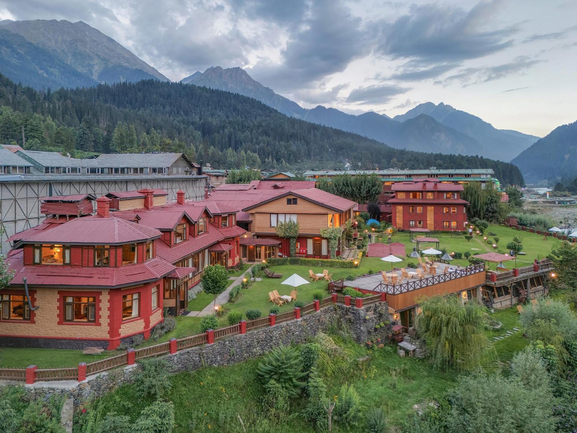 Pahalgam Hotel Bagian luar foto