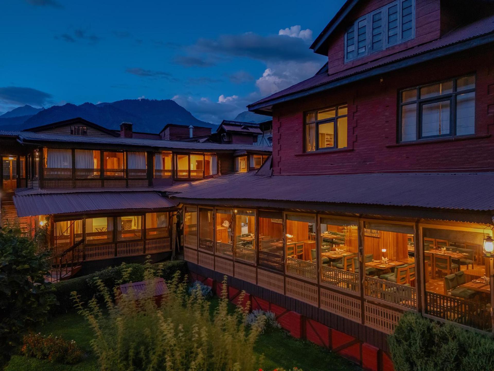 Pahalgam Hotel Bagian luar foto